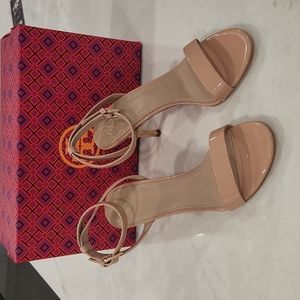 Tory Burch leather sandal nude NWT Size 7